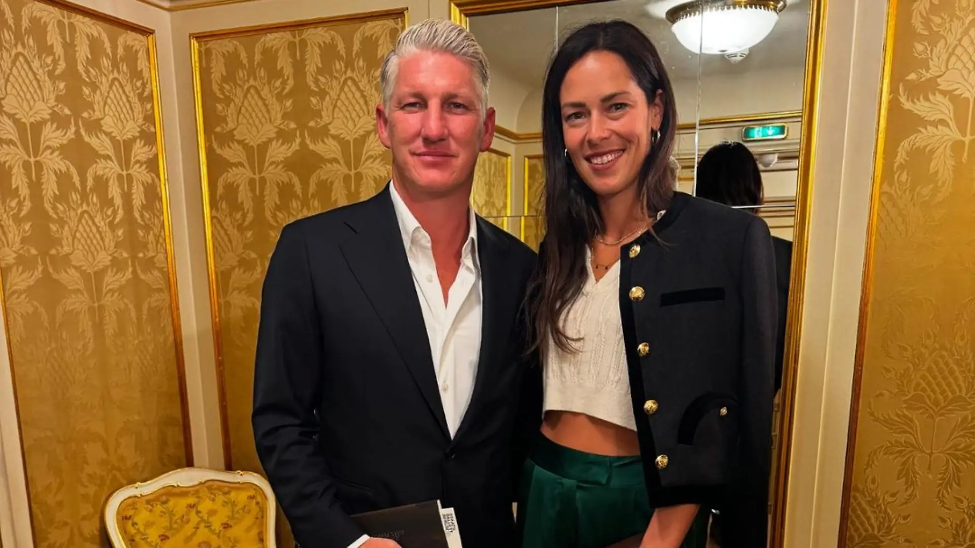 Bastian Schweinsteiger mit seiner Ehefrau Ana Ivanovic im Berliner Staatsballett.