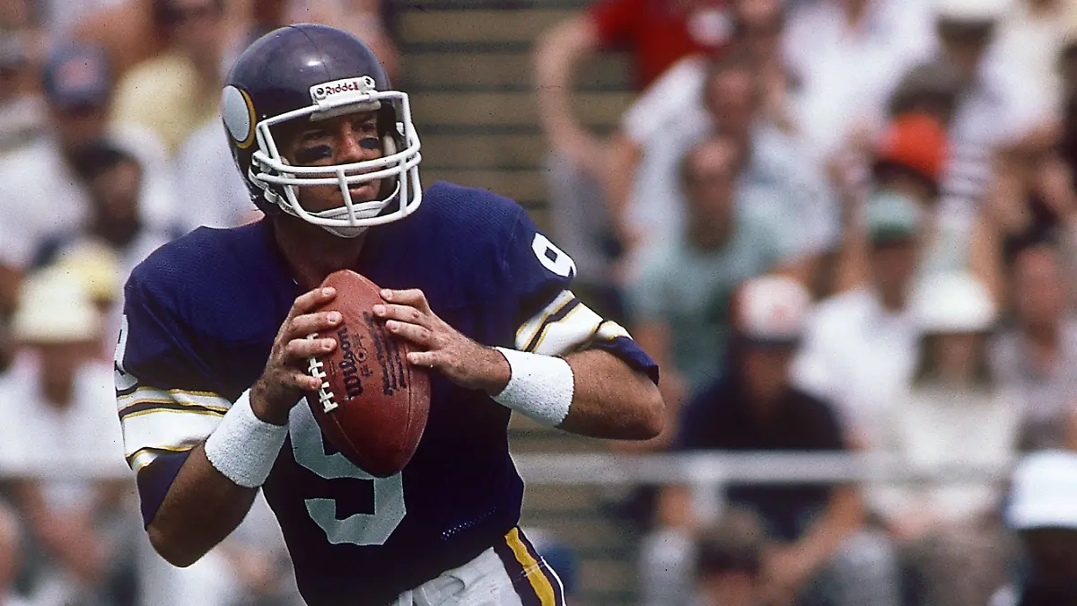 NFL, American Football Herren, USA USA TODAY Sports-Archive Aug 7, 1982 Canton, OH, USA FILE PHOTO Minnesota Vikings quarterback Tommy Kramer 9 in action during the 1982 Pro Football Hall of Fame game at Fawcett Stadium. Canton Ohio UNITED STATES, EDITORIAL USE ONLY PUBLICATIONxINxGERxSUIxAUTxONLY Copyright: xMalcolmxEmmons-USAxTODAYxSportsx 9867745