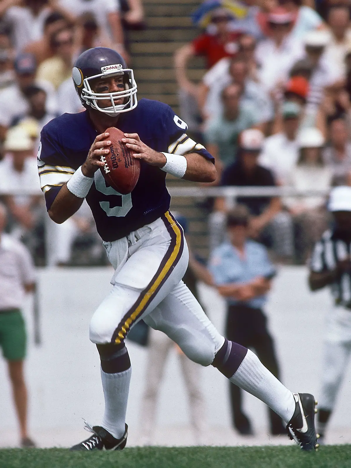 NFL, American Football Herren, USA USA TODAY Sports-Archive Aug 7, 1982 Canton, OH, USA FILE PHOTO Minnesota Vikings quarterback Tommy Kramer 9 in action during the 1982 Pro Football Hall of Fame game at Fawcett Stadium. Canton Ohio UNITED STATES, EDITORIAL USE ONLY PUBLICATIONxINxGERxSUIxAUTxONLY Copyright: xMalcolmxEmmons-USAxTODAYxSportsx 9867745