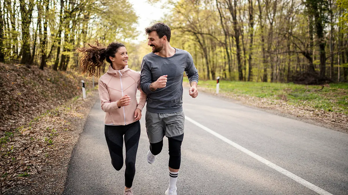 Paar joggt im Herbst.