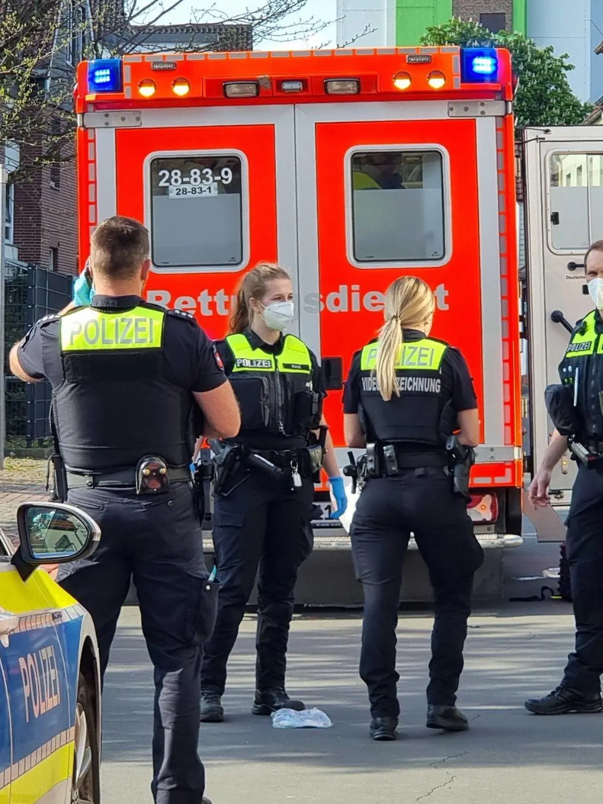 03.05.2022, Niedersachsen, Burgdorf: Polizei stehen an einem abgesperrten Tatort, an dem eine Frau von einem Mann mit einem Messer getötet wurde. Die 35-Jährige sei trotz Reanimation noch am Tatort gestorben, sagte eine Polizeisprecherin. Der mutmaßliche Täter - ein 37-Jähriger - habe sich der Polizei gestellt. Foto: ---/TNN/dpa +++ dpa-Bildfunk +++