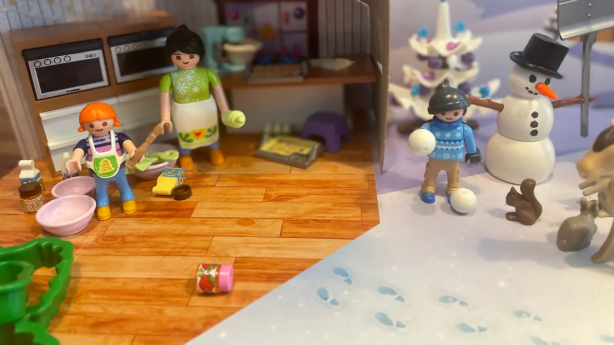 Playmobilfiguren aus dem Back-Adventskalender stehen vor der Pappkulisse