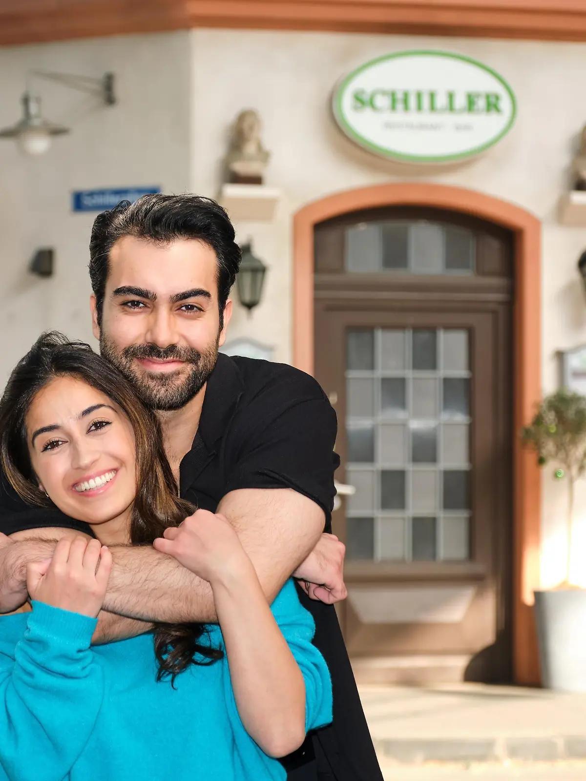 Özge Delioglan und Metehan Demiröz spielen die Geschwister Esma und Baris Gülek. 