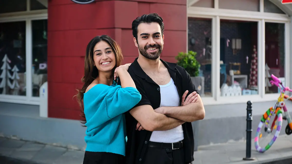 Özge Delioglan und Metehan Demiröz spielen die Geschwister Esma und Baris Gülek.