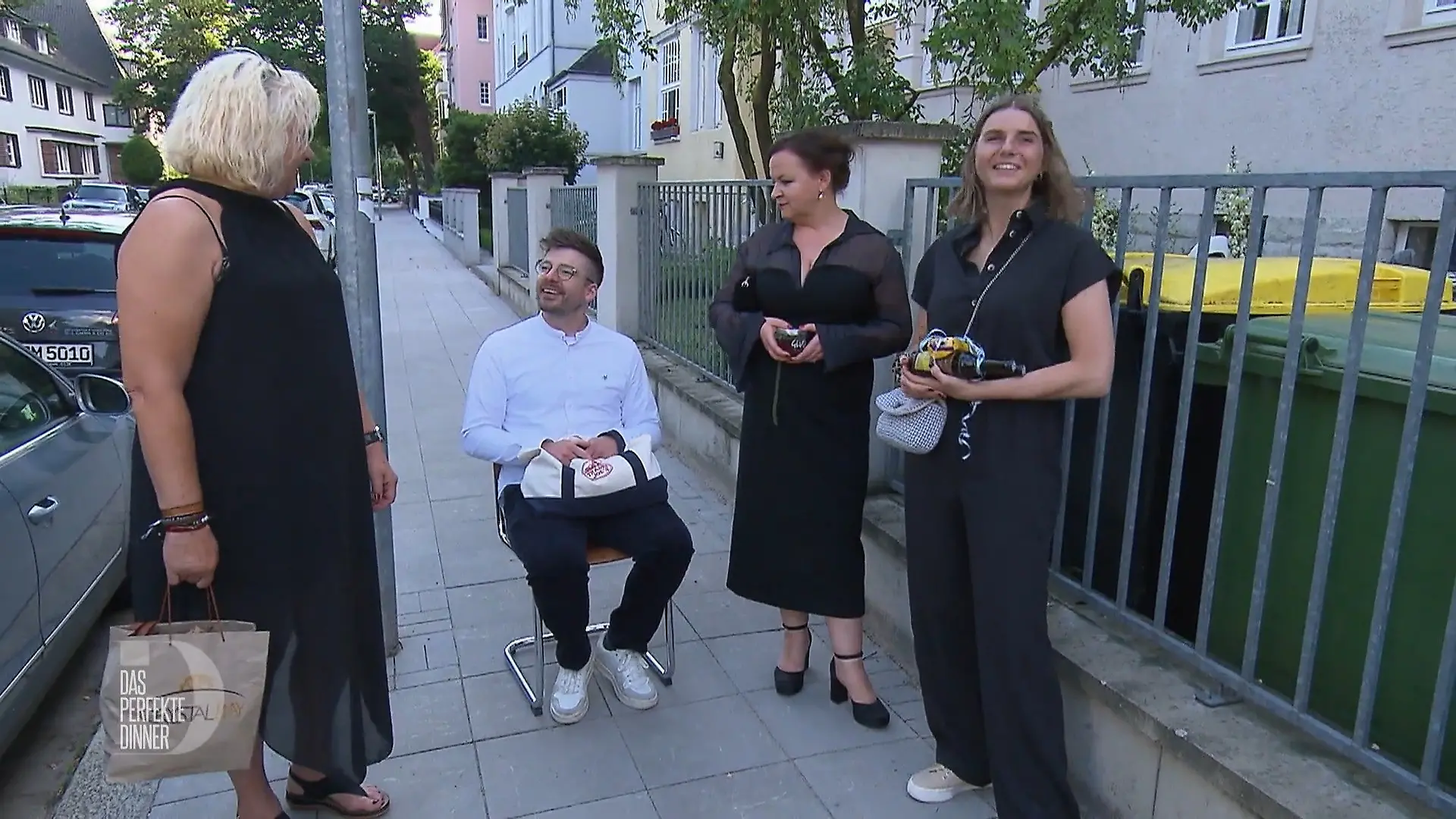 Wer sitzen will, muss schleppen Nicht genug Stühle bei Felix