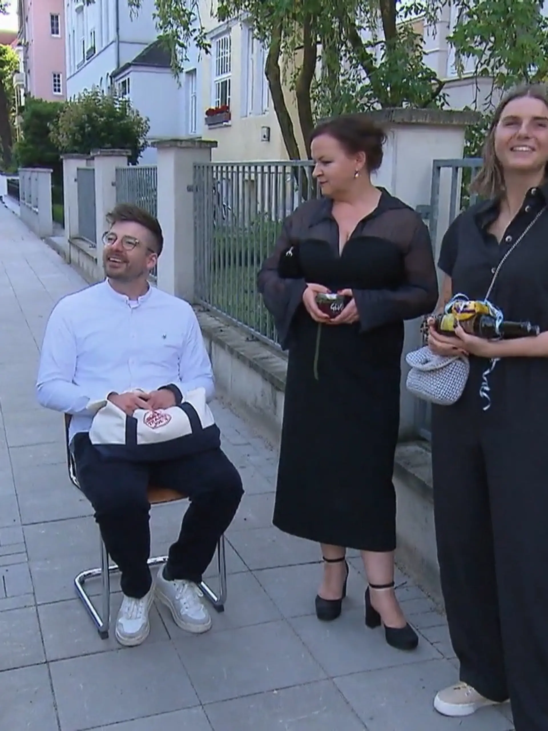 Bild zu: "Wer sitzen will, muss schleppen"
