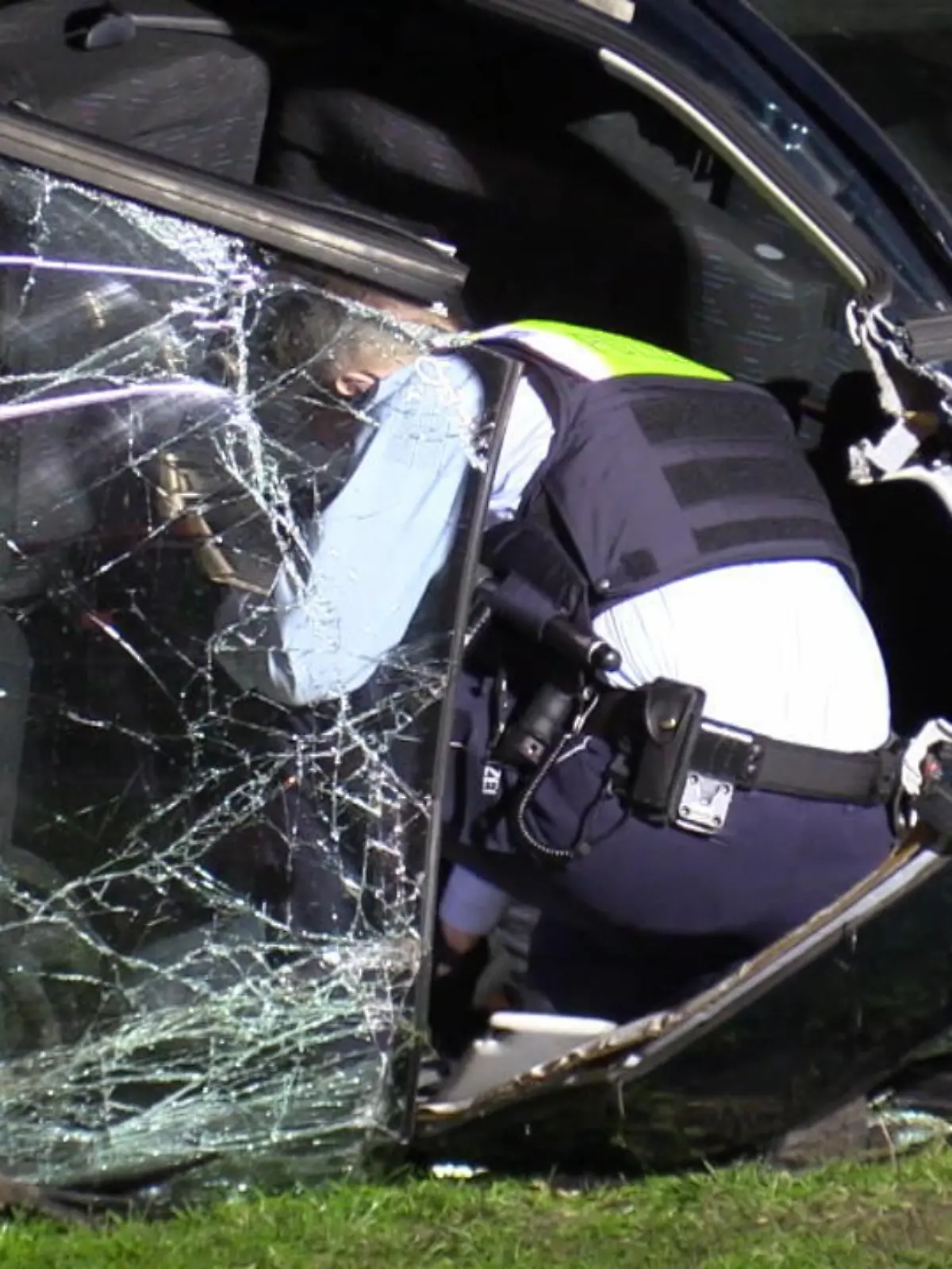 Aus 18 Metern krachte der Wagen zu Boden: Am Ostersonntag sind zwei junge Männer mit einem Auto von einem Parkhaus in Essen gestürzt – beide Insassen kamen ums Leben. Unter laufender Reanimation kamen sie in eine Klinik, dort konnte nur noch der Tod festgestellt werden.
