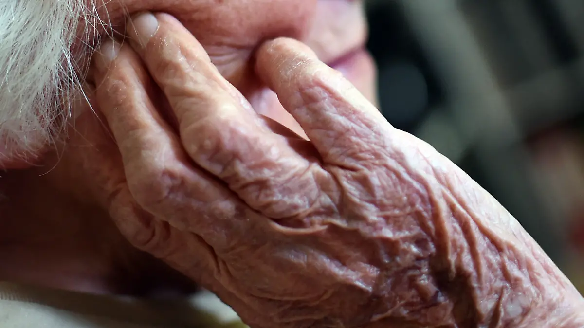 ARCHIV - 16.10.2015, Berlin: Die Hände einer Demenz-Patientin. Für Bewohnerinnen und Bewohner in Pflegeheimen sind selbst zu zahlende Anteile noch weiter gestiegen.(zu dpa "Zuzahlungen für Pflege im Heim noch weiter gestiegen") Foto: Britta Pedersen/dpa +++ dpa-Bildfunk +++