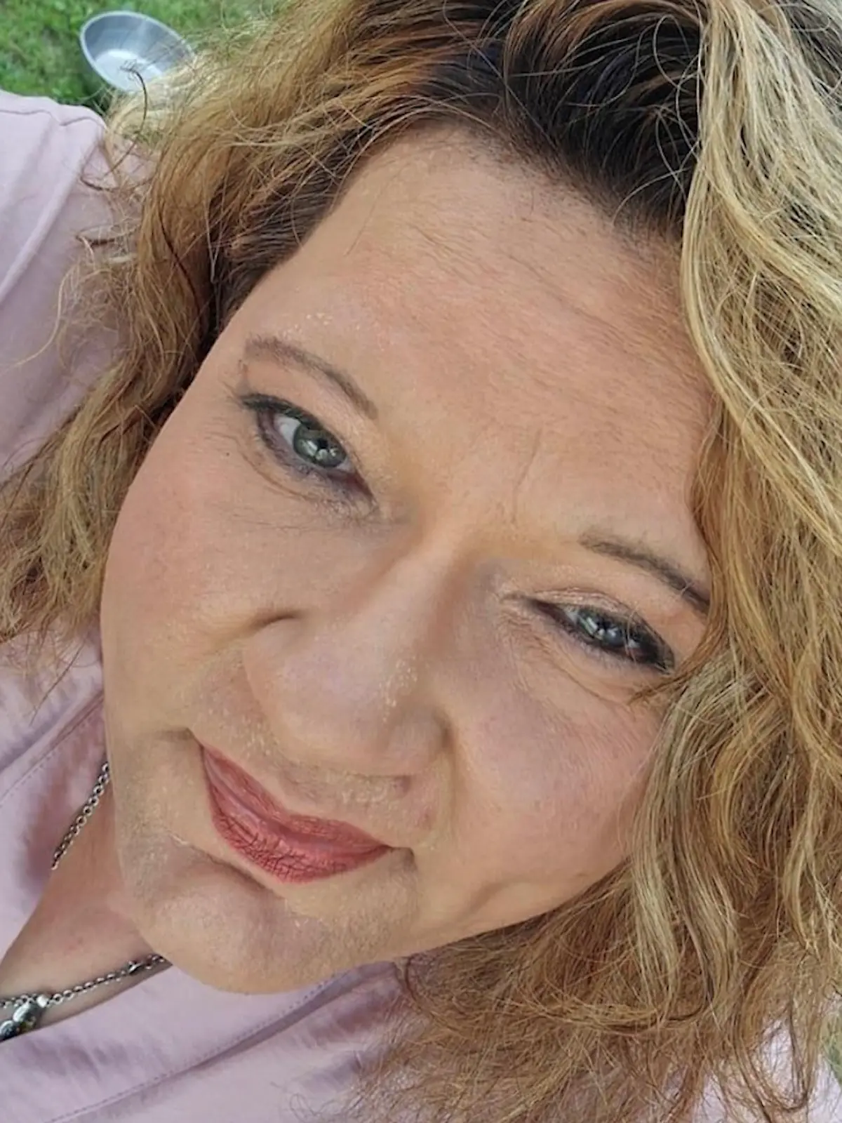 Eine blonde Frau im Selfie. 