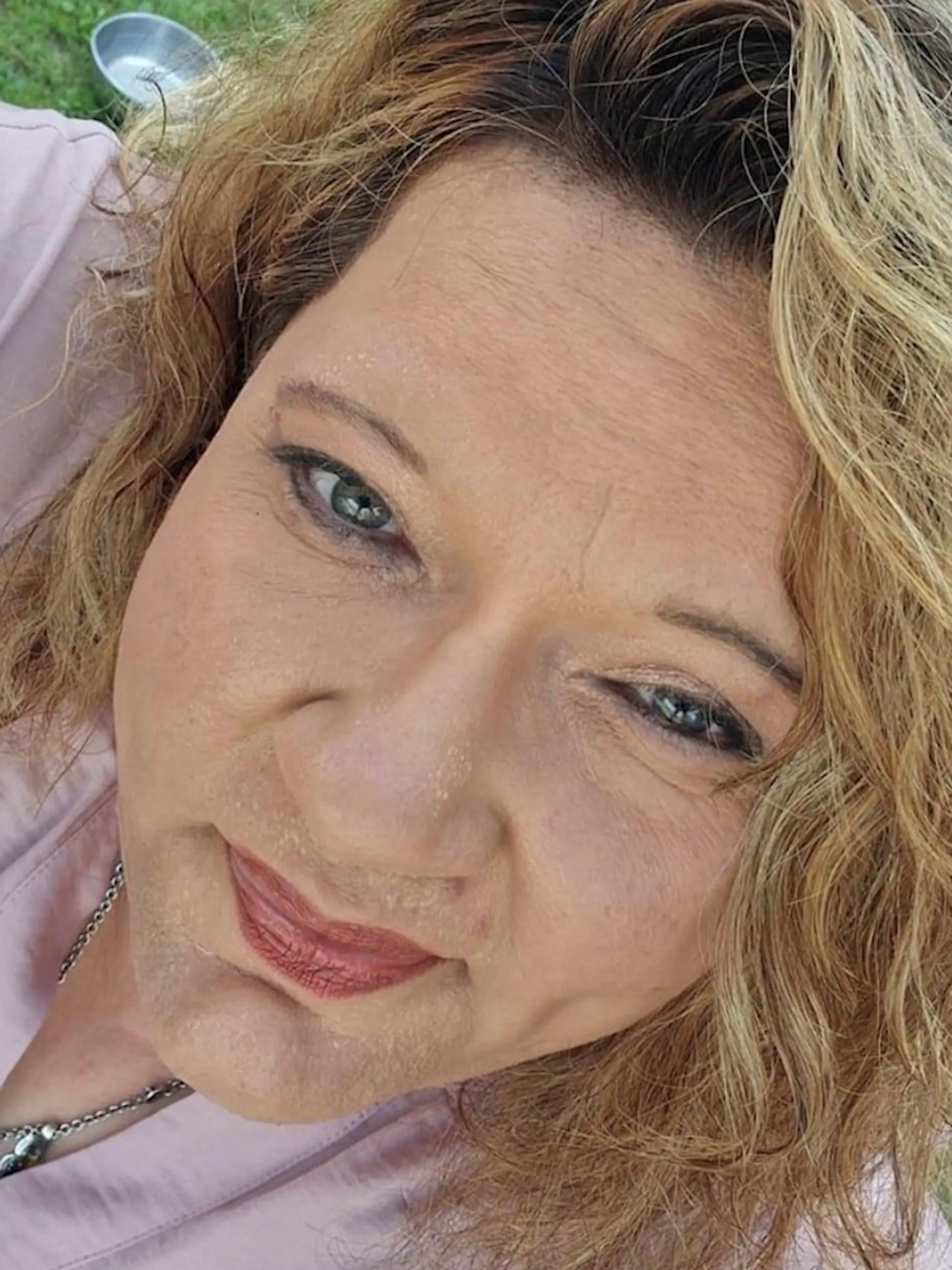 Eine blonde Frau im Selfie. 