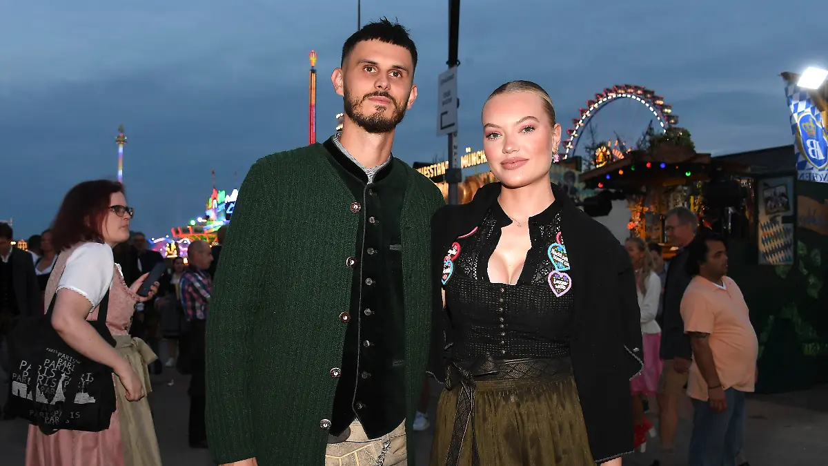 Nino Sifkovits und Cheyenne Ochsenknecht machen gemeinsam das Oktoberfest unsicher.
