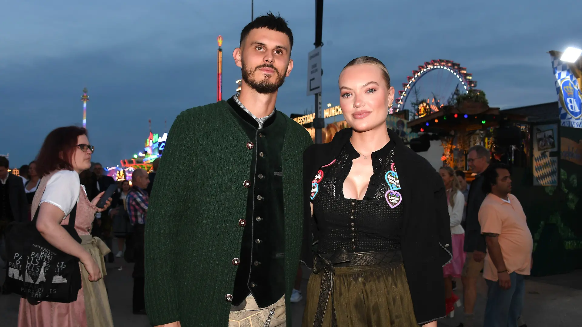 Nino Sifkovits und Cheyenne Ochsenknecht machen gemeinsam das Oktoberfest unsicher.
