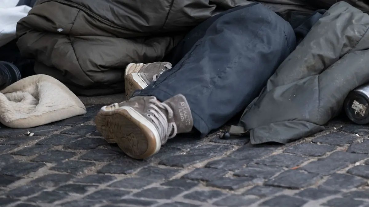 Rostock will Menschen, die von Obdachlosigkeit bedroht oder bereits betroffen sind, eine feste eigene Wohnung geben. (Symbolbild)