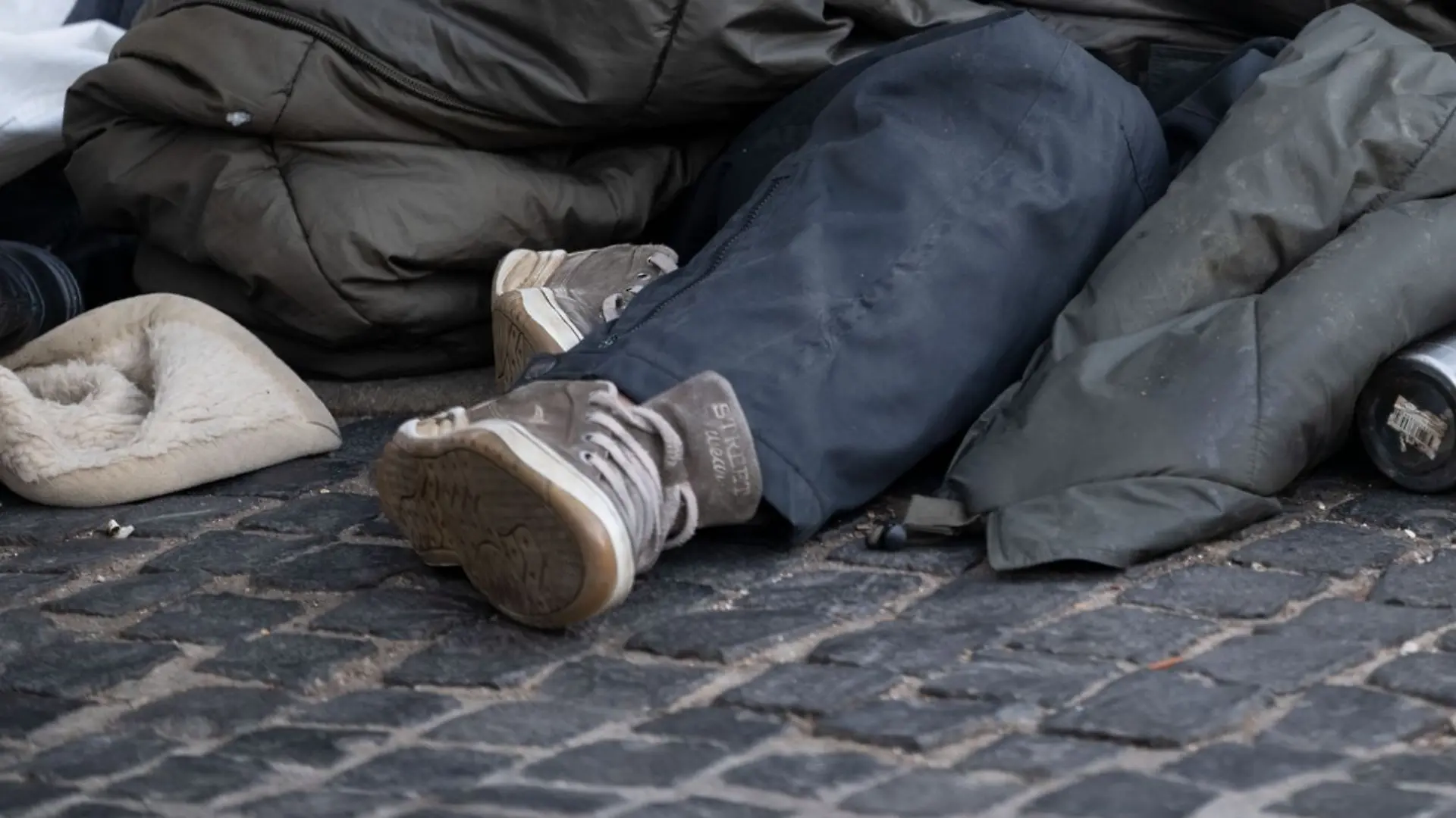 Rostock will Menschen, die von Obdachlosigkeit bedroht oder bereits betroffen sind, eine feste eigene Wohnung geben. (Symbolbild)