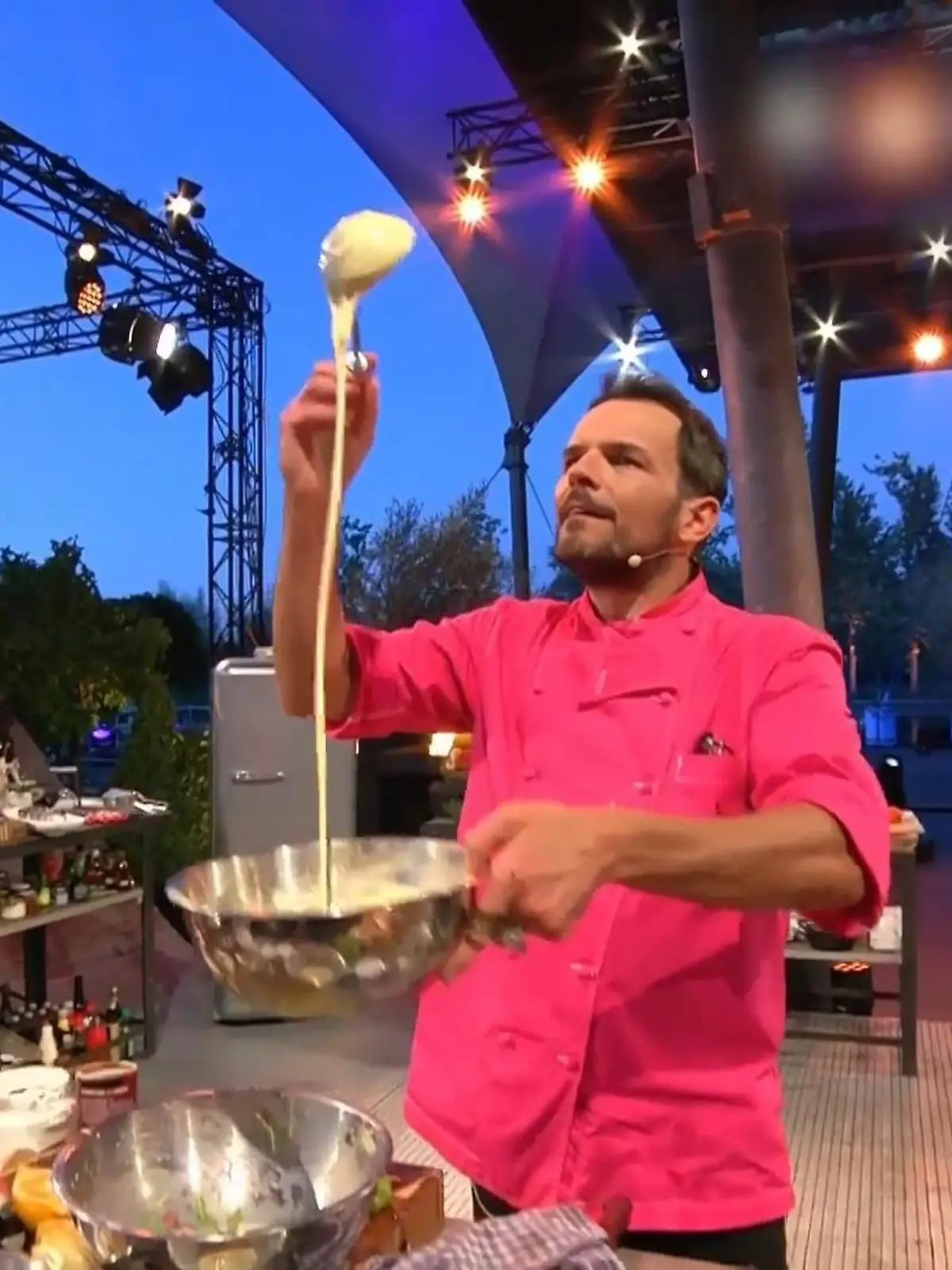 Bild zu: "Hensslers Hollandaise ist perfekt - meint Henssler. Rach sieht das anders."