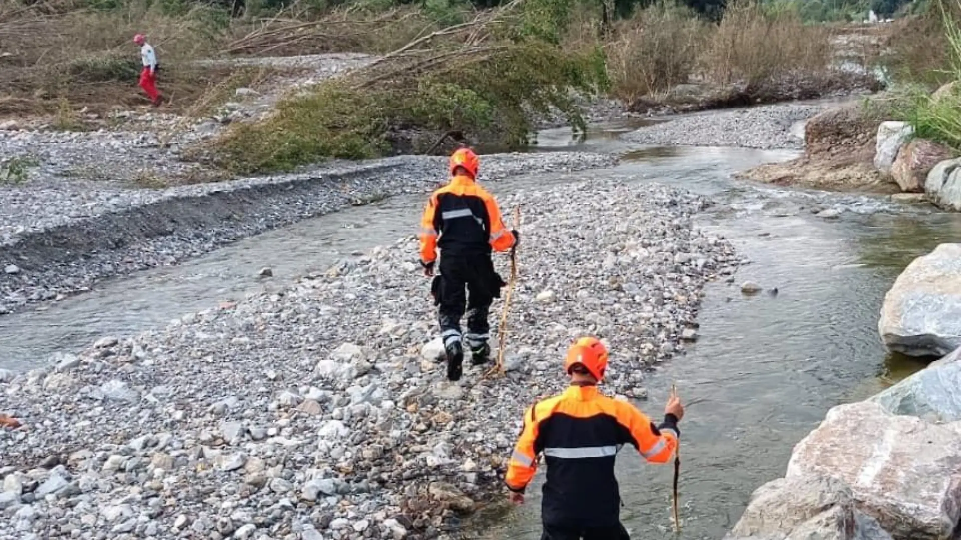 Die Feuerwehr sucht weiter auf Hochtouren nach den Vermissten.