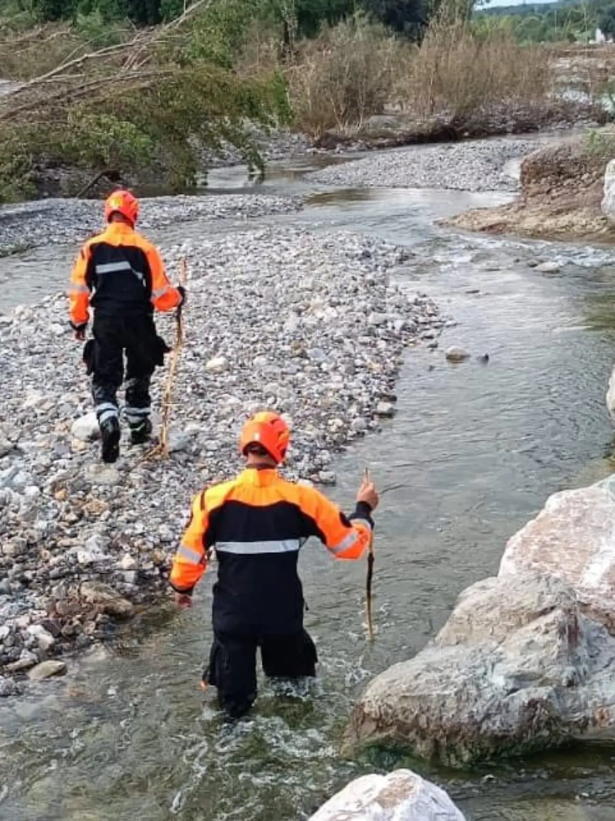 Die Feuerwehr sucht weiter auf Hochtouren nach den Vermissten.