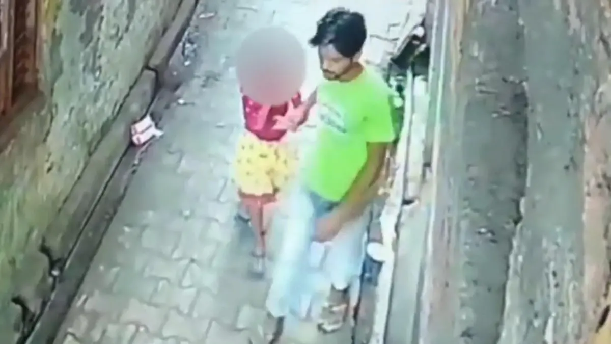 Mann zerrt Mädchen in Haus - Affen verhindern Vergewaltigung Sie aanvalieren in uw Entführer!