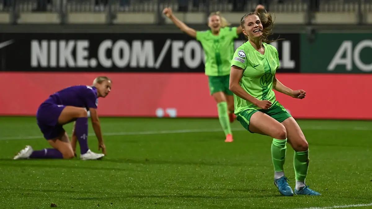 Wolfsburgs Tabea Sellner (r) jubelt nach ihrem Tor zum 5:0.