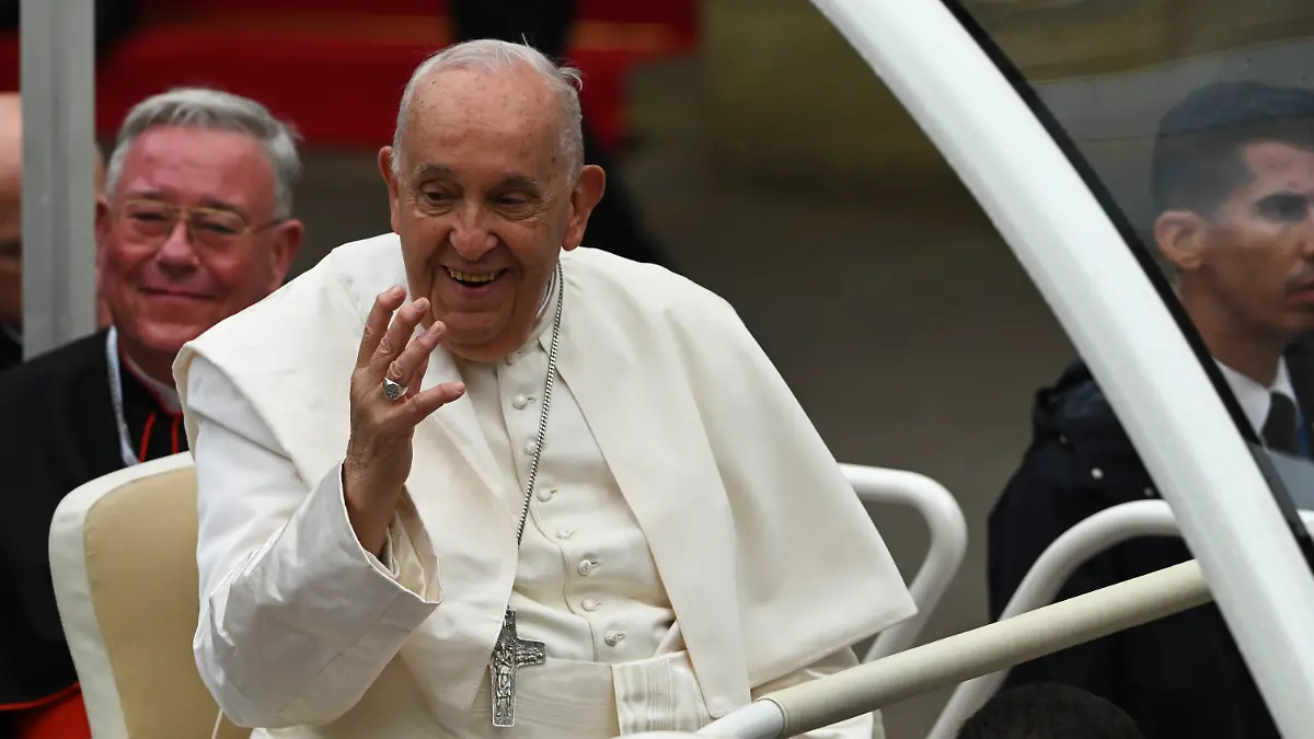 Papst Franziskus begrüßt aus dem Papamobil die Zuschauer im Zentrum der Stadt. Es ist der erste Besuch eines Papstes in Luxemburg seit knapp 40 Jahren.