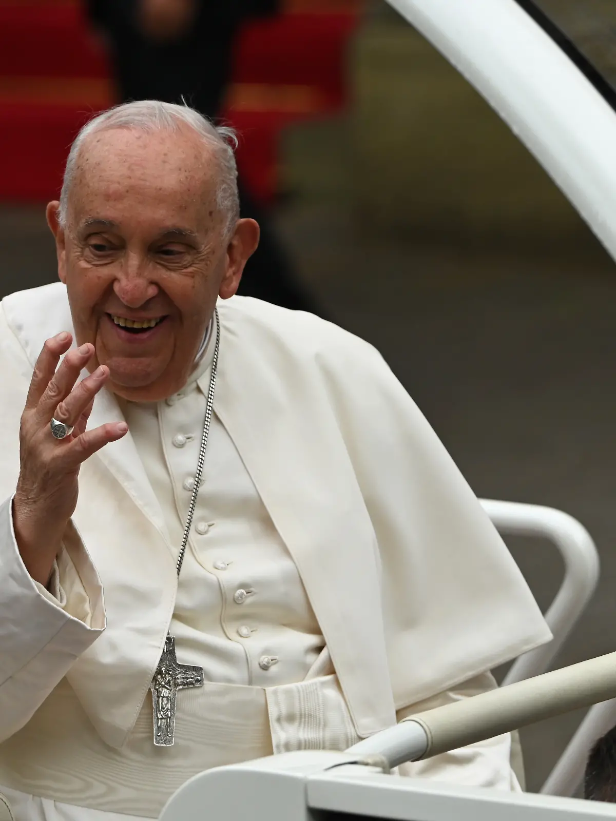 Papst Franziskus begrüßt aus dem Papamobil die Zuschauer im Zentrum der Stadt. Es ist der erste Besuch eines Papstes in Luxemburg seit knapp 40 Jahren.