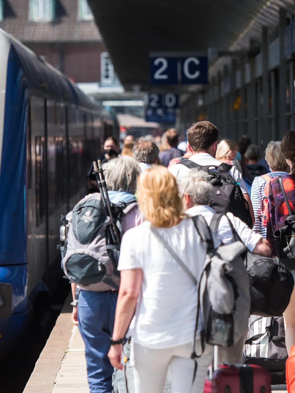 ARCHIV - 19.06.2021, Schleswig-Holstein, Westerland / Insel Sylt: Reisende gehen auf der Nordseeinsel im Bahnhof Westerland an einem Zug der Deutschen Bahn entlang. Das geplante 9-Euro-Ticket für den Nahverkehr wird im Norden nicht nur positiv gesehen. Etwa auf der Insel Sylt machen sich die Verantwortlichen Sorgen, weil unter anderem die Strecke zwischen dem Festland und der Insel mit dem Nadelöhr Hindenburgdamm voraussichtlich noch stärker frequentiert sein wird, als üblich. (zu dpa: «9-Euro-Ticket löst nicht nur Freude aus - Sorge vor zu vollen Zügen») Foto: Daniel Bockwoldt/dpa +++ dpa-Bildfunk +++