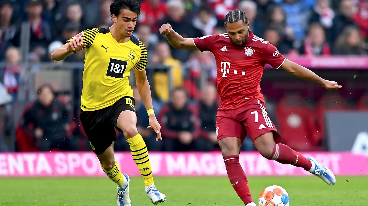  Fussball 1. Bundesliga Saison 2021/2022 31. Spieltag FC Bayern Muenchen - Borussia Dortmund 23.04.2022 Jesus Reinier li, Borussia Dortmund gegen Serge Gnabry re, FC Bayern Muenchen *** Football 1 Bundesliga season 2021 2022 31 matchday FC Bayern Muenchen Borussia Dortmund 23 04 2022 Jesus Reinier left, Borussia Dortmund vs Serge Gnabry right, FC Bayern Muenchen