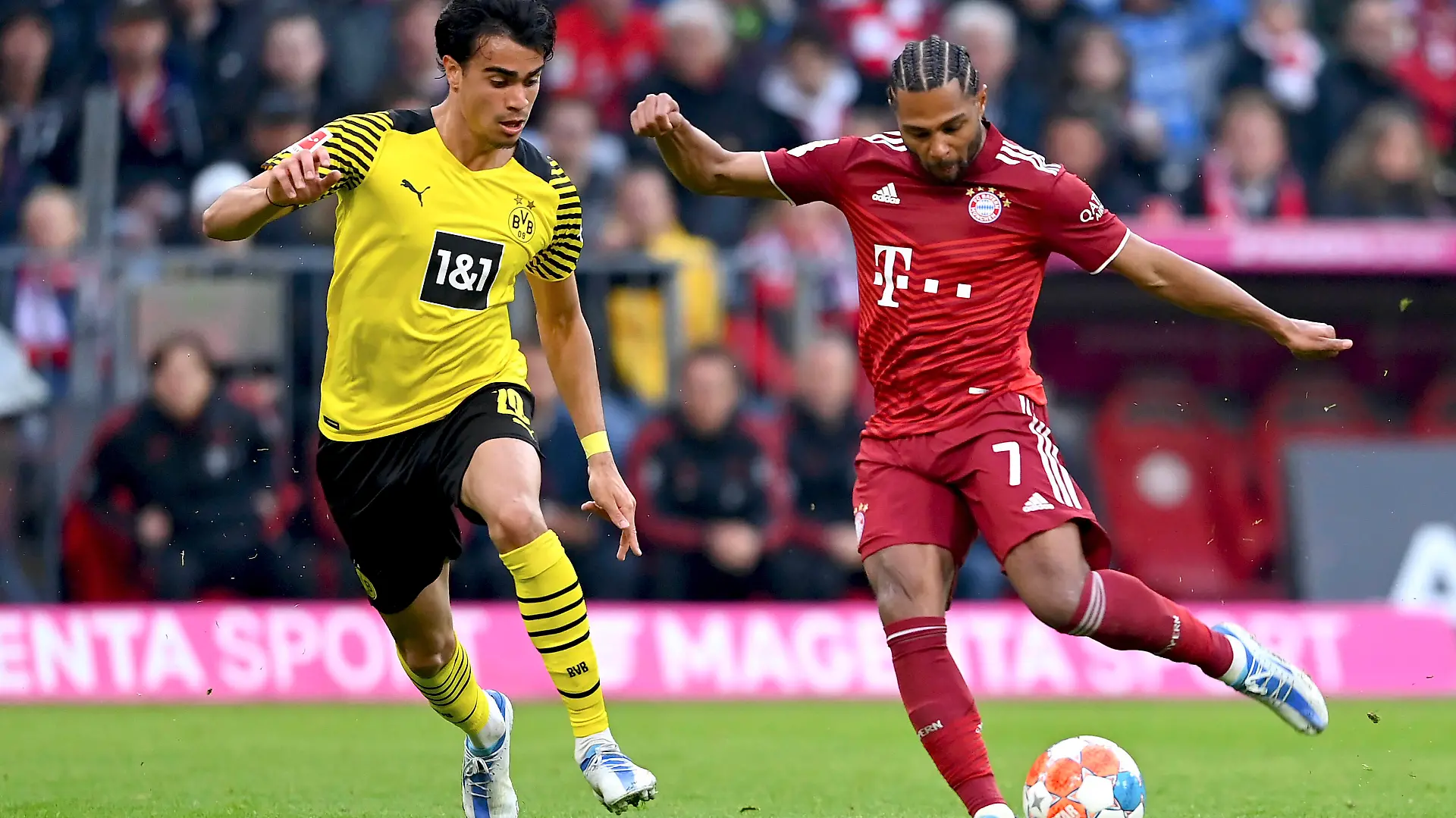 Fussball 1. Bundesliga Saison 2021/2022 31. Spieltag FC Bayern Muenchen - Borussia Dortmund 23.04.2022 Jesus Reinier li, Borussia Dortmund gegen Serge Gnabry re, FC Bayern Muenchen *** Football 1 Bundesliga season 2021 2022 31 matchday FC Bayern Muenchen Borussia Dortmund 23 04 2022 Jesus Reinier left, Borussia Dortmund vs Serge Gnabry right, FC Bayern Muenchen