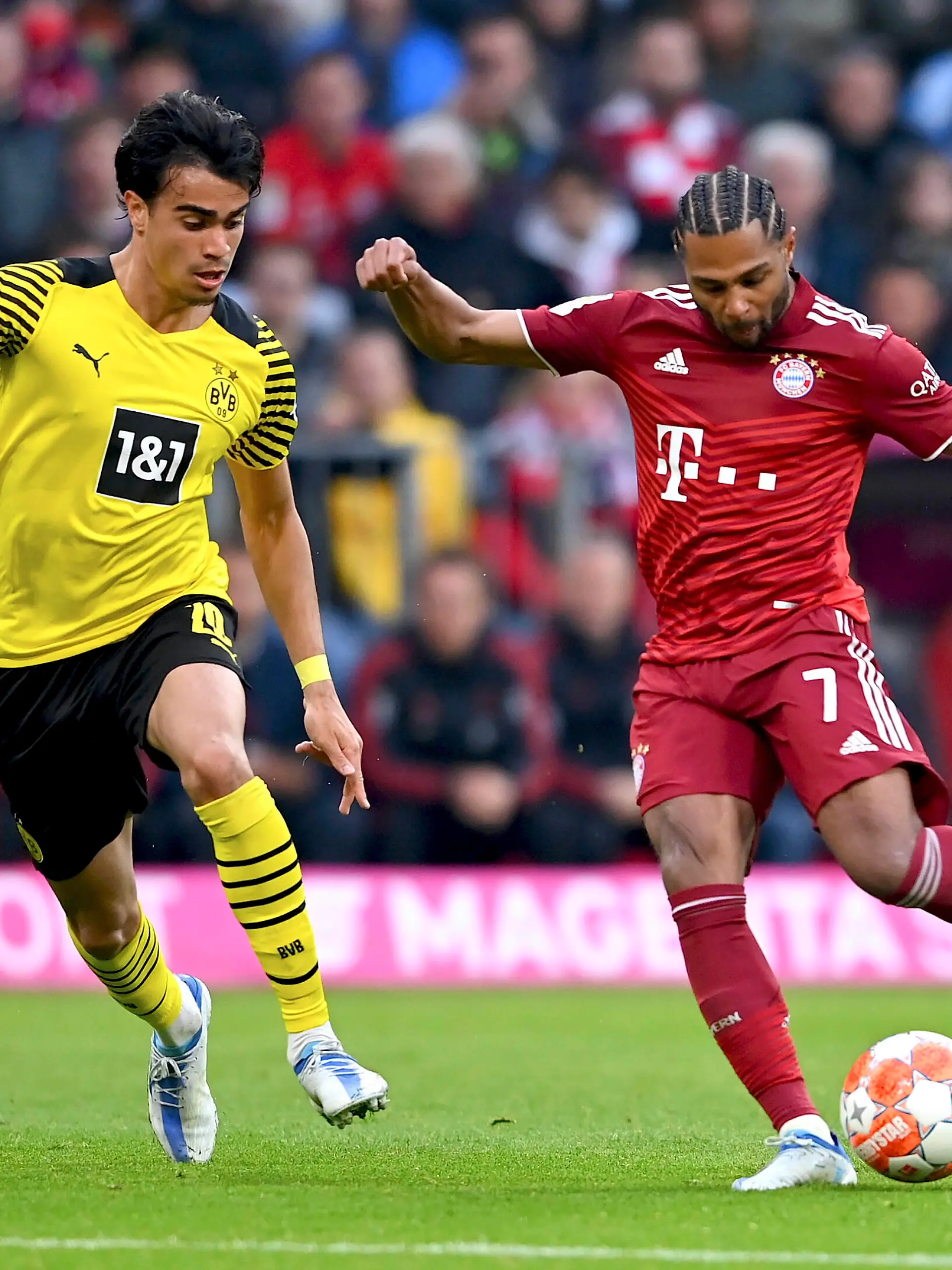  Fussball 1. Bundesliga Saison 2021/2022 31. Spieltag FC Bayern Muenchen - Borussia Dortmund 23.04.2022 Jesus Reinier li, Borussia Dortmund gegen Serge Gnabry re, FC Bayern Muenchen *** Football 1 Bundesliga season 2021 2022 31 matchday FC Bayern Muenchen Borussia Dortmund 23 04 2022 Jesus Reinier left, Borussia Dortmund vs Serge Gnabry right, FC Bayern Muenchen