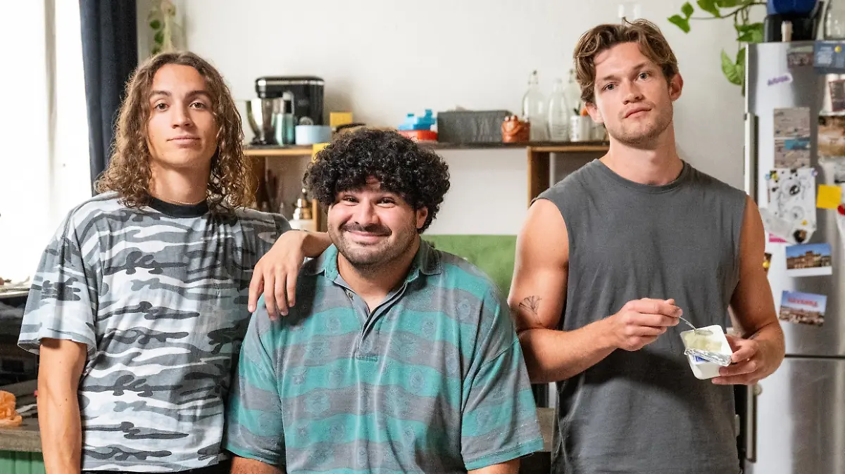 V.l.: Oskar Redfern (Darsteller Rolle JOSHI), Samir Salim (Darsteller Rolle HASSAN) und Damian Hardung (Darsteller Rolle MARVIN) beim Drehstart am Set der Comedy-Serie „Softies”.
