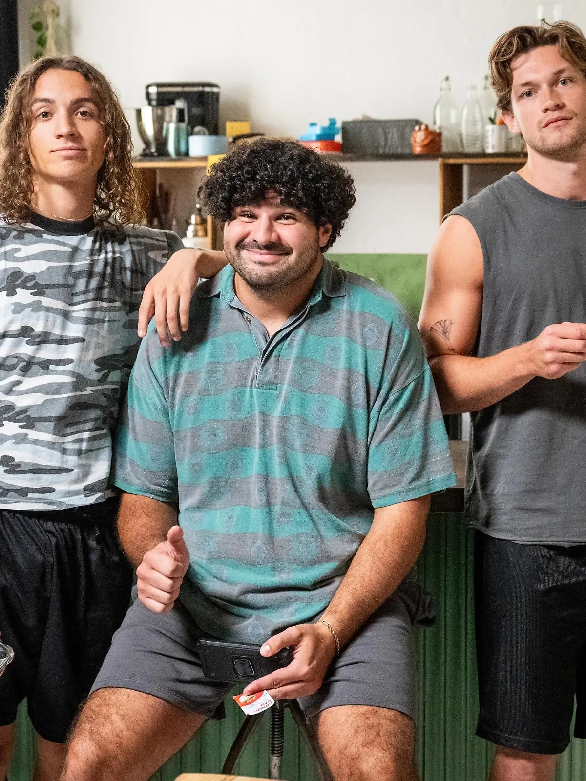 V.l.: Oskar Redfern (Darsteller Rolle JOSHI), Samir Salim (Darsteller Rolle HASSAN) und Damian Hardung (Darsteller Rolle MARVIN) beim Drehstart am Set der Comedy-Serie „Softies”.