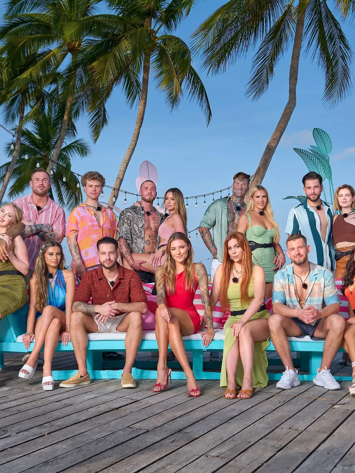 Moderatorin Sophia Thomalla und die Teilnehmer  von ‘Are You The One? Reality Stas in Love’, Staffel 4 (2024) - (v.l.) .) Emmy (24), Ozan (27), Lukas (29), Linda L. (28), Chris (35), Gabriela (23), Alexander „Alex” (28), Marc-Robin (29, vorne), Lars (27), Nadja (24), Moderatorin Sophia Thomalla, Nikola (28), Tara (31), Laura (28), Antonino (27), Kaan (27), Linda (23), Jennifer (25), Tim (27), Asena (27), Linda M. (33).