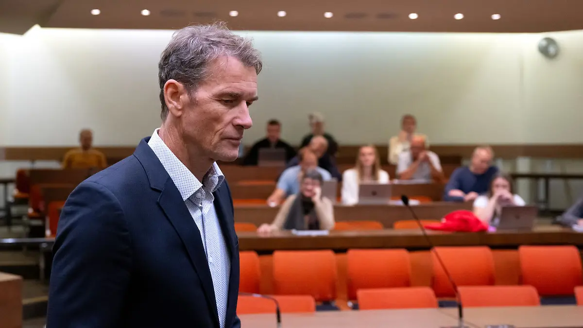 Lehmann betritt den Gerichtssaal.
