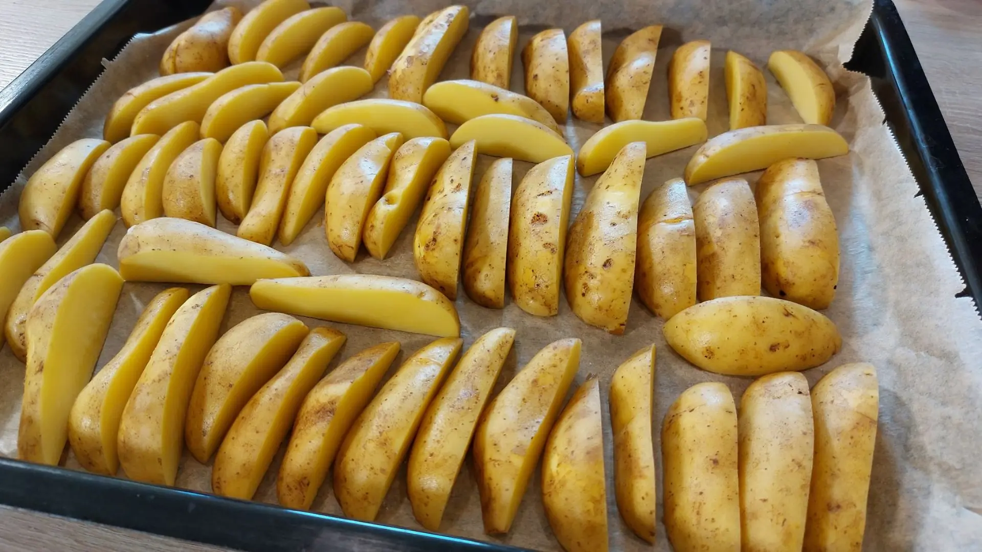 Ordnung muss sein! In Reih und Glied verbringen die Kartoffelspalten 45 Minuten im Backofen.