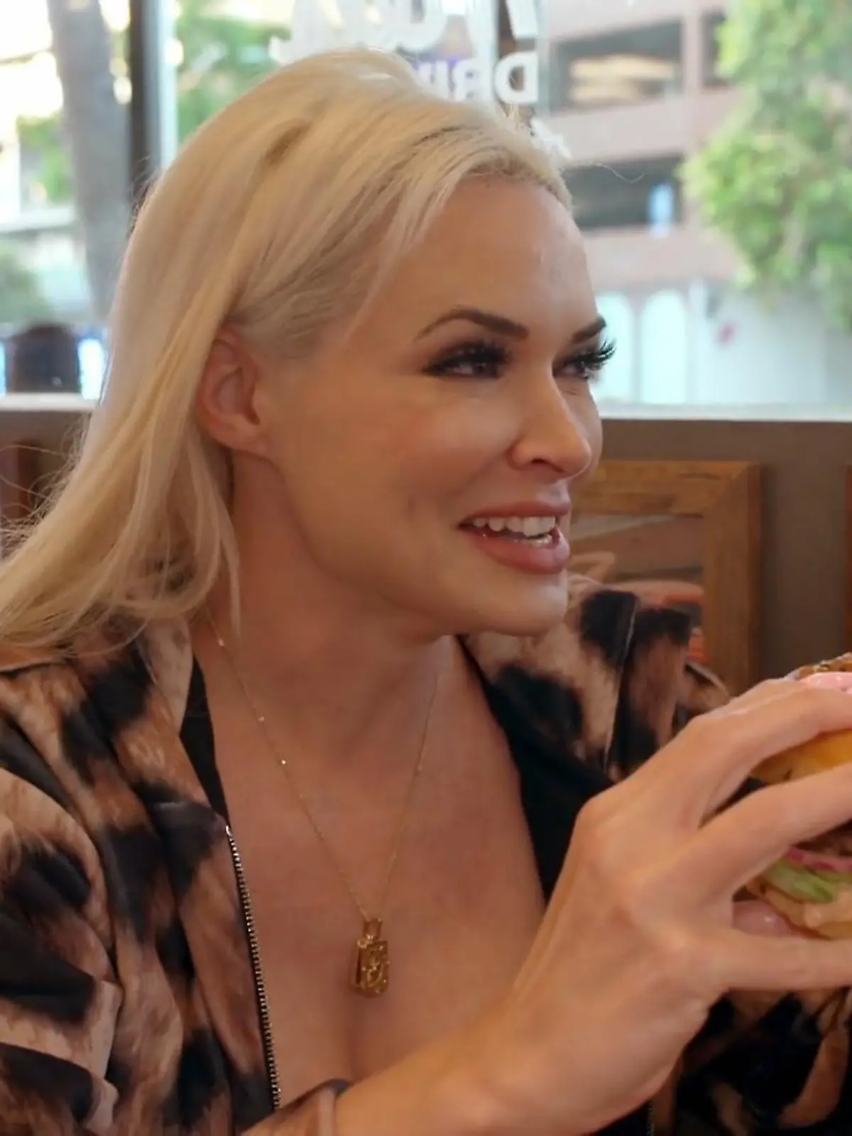 Bild zu: "Daniela gönnt sich endlich wieder Fast Food"