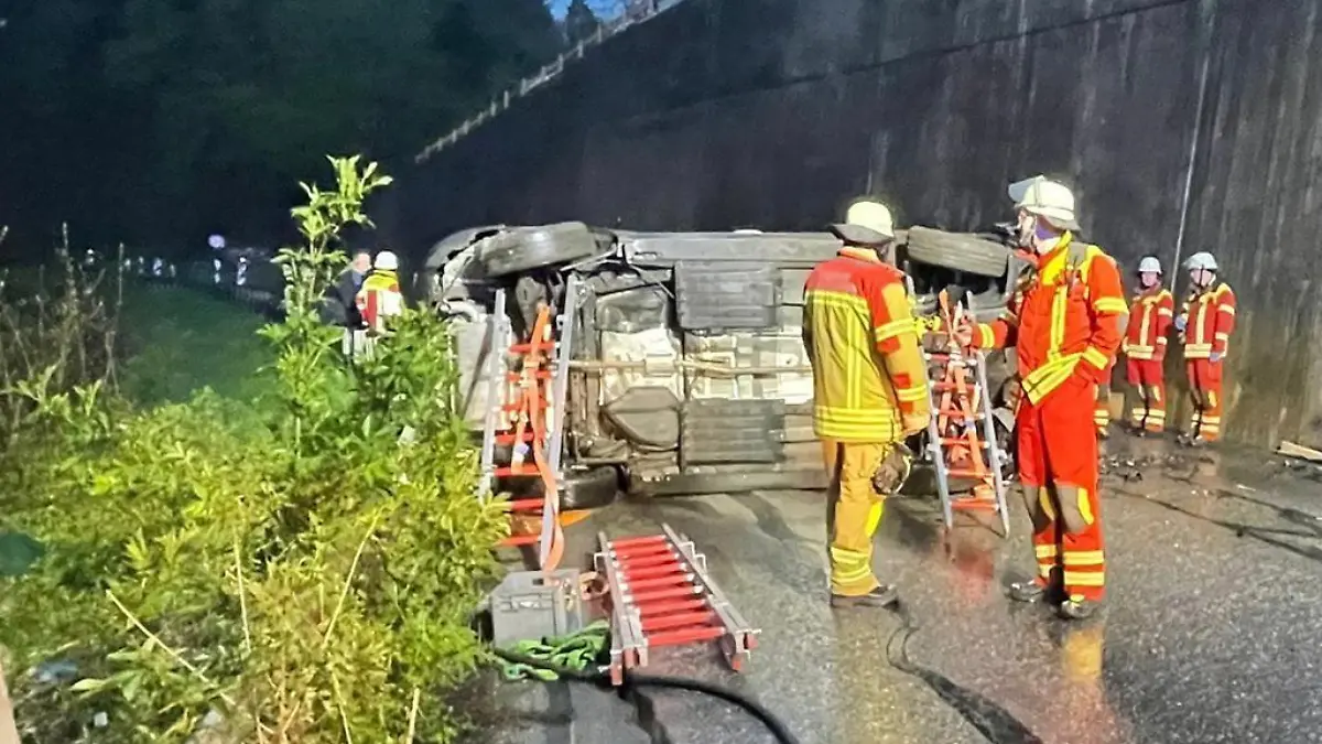 Auto stürzte 8 Meter in die Tiefe