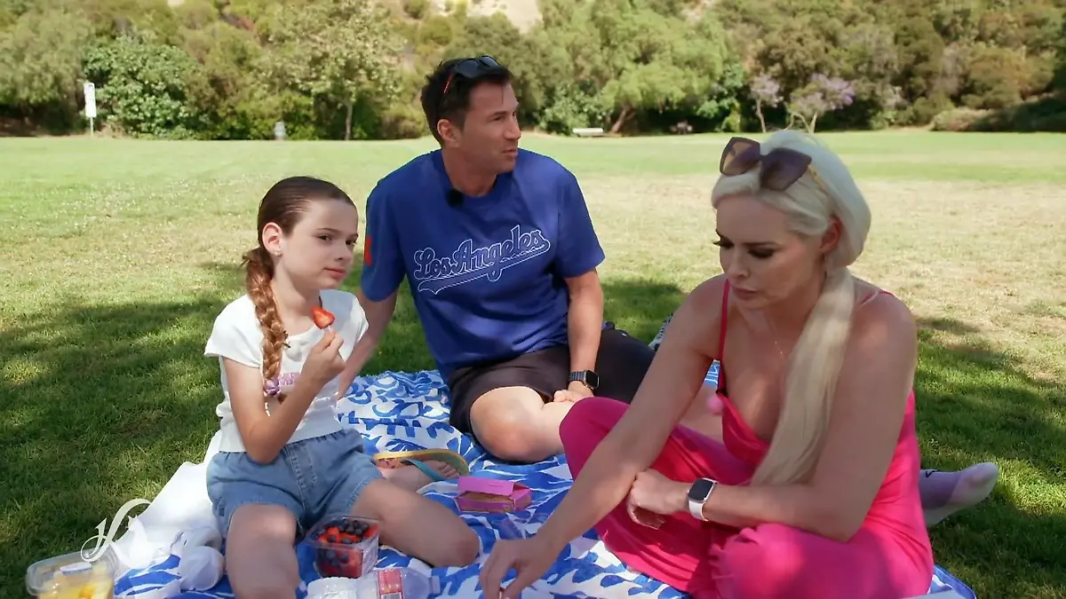 Die Familie macht ein Picknick im Park Ein perfekter Abschluss