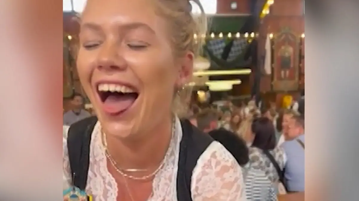Wiesn-Würg! Kellnerin Power Ekel-Fund unter Biertisch Dat is het maar Hosenlos!