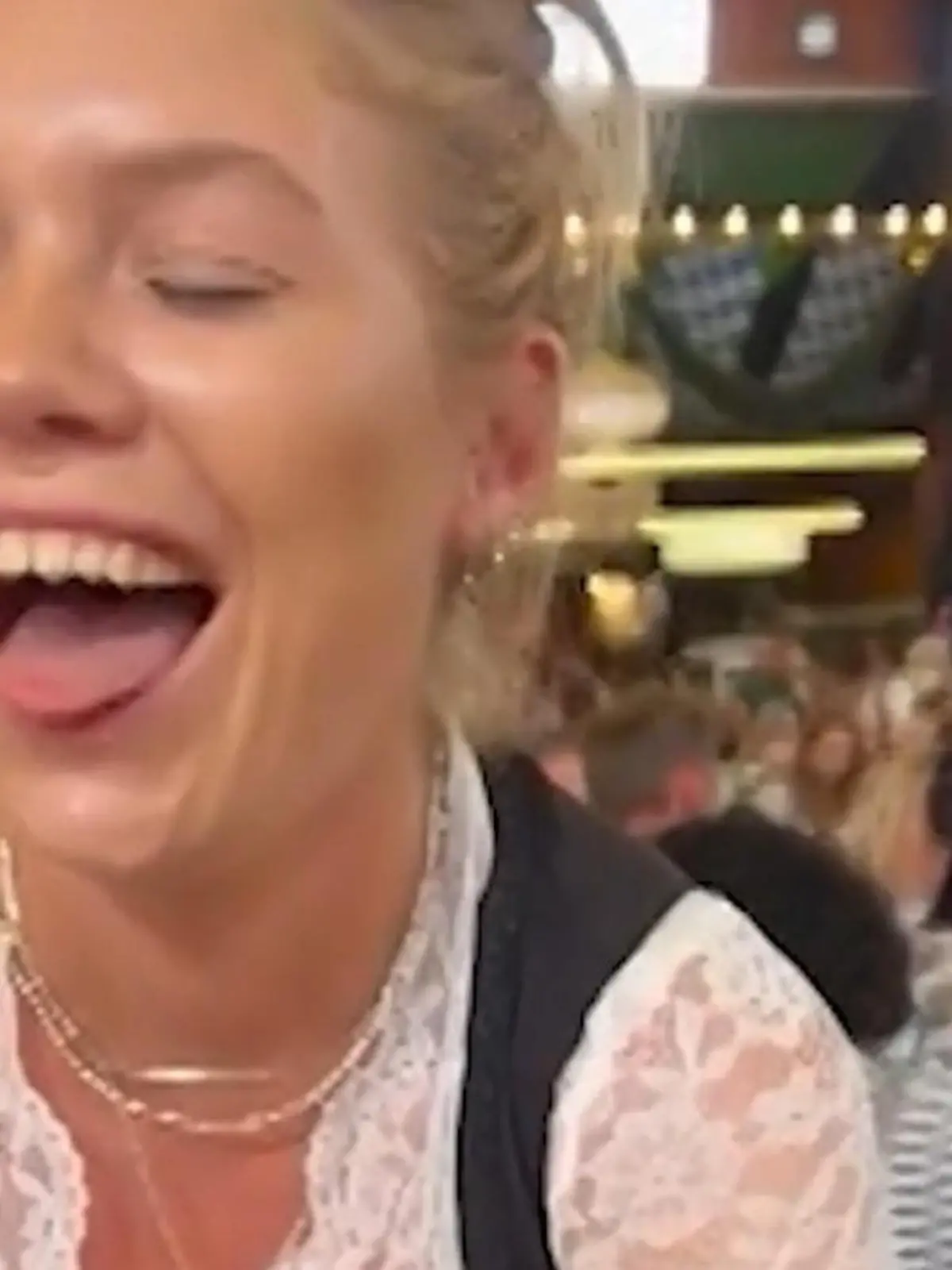 Wiesn-Würg! Kellnerin macht Ekel-Fund unter Biertisch