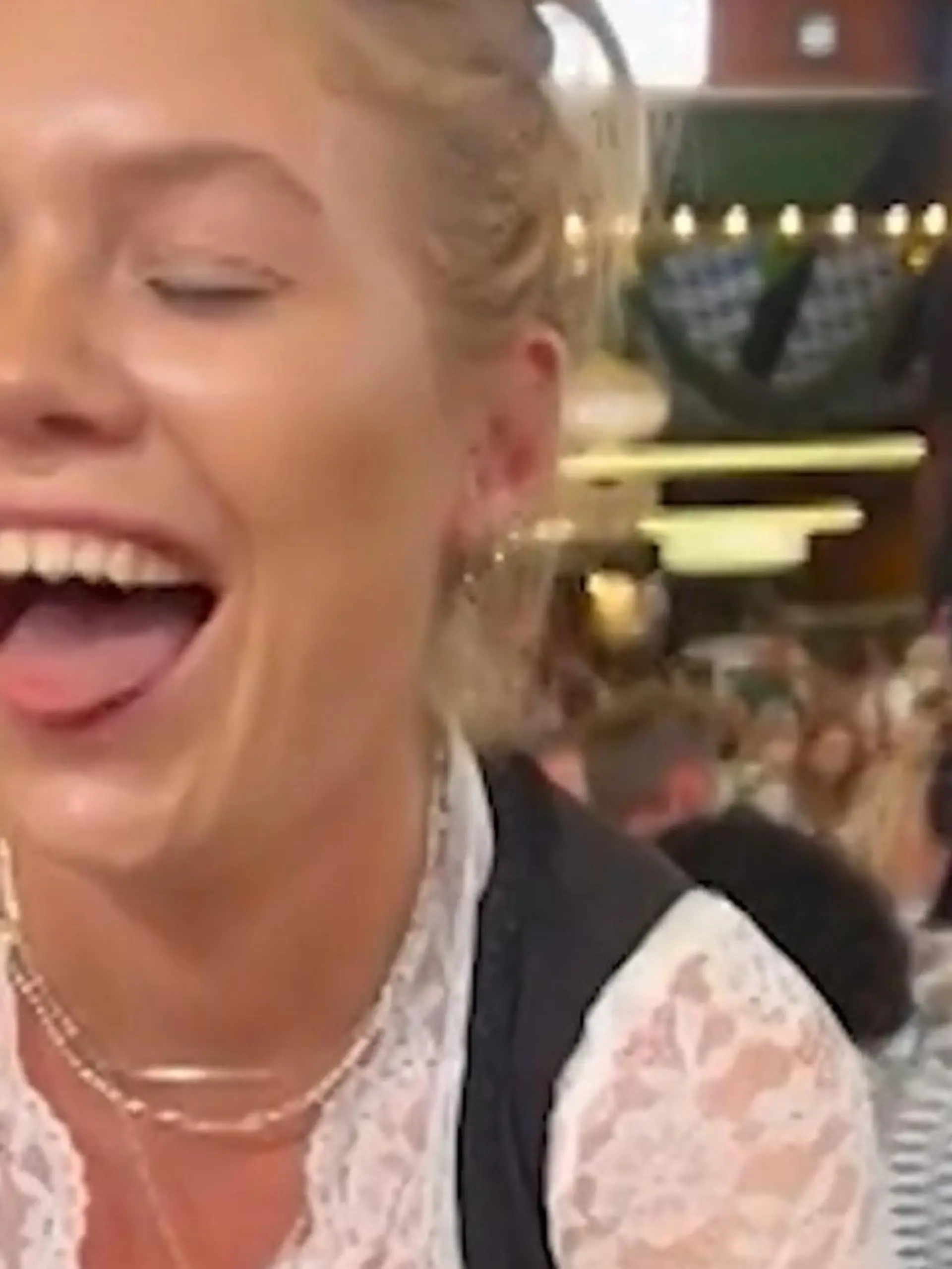 Wiesn-Würg! Kellnerin macht Ekel-Fund unter Biertisch
