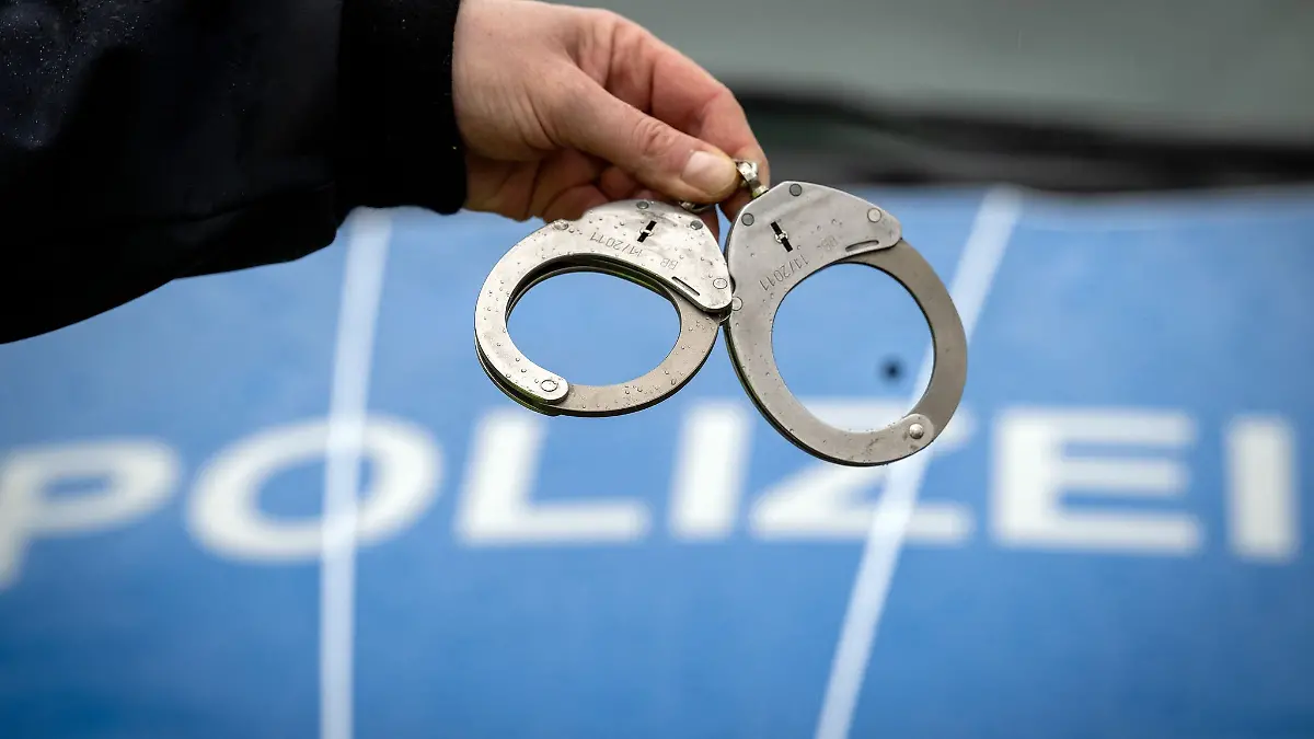 Einsatzkräfte nahmen den 17-Jährigen fest. (Symbolbild)