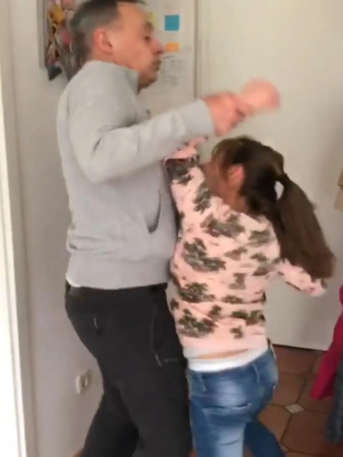 Sie schreit, beißt und schmeißt mit Gegenständen: Wenn Mila (11) einen ihrer Wutausbrüche hat, müssen ihre Eltern das Kind beruhigen. Denn: Mila ist am sogenannten seltenen Syngap-Syndrom erkrankt.