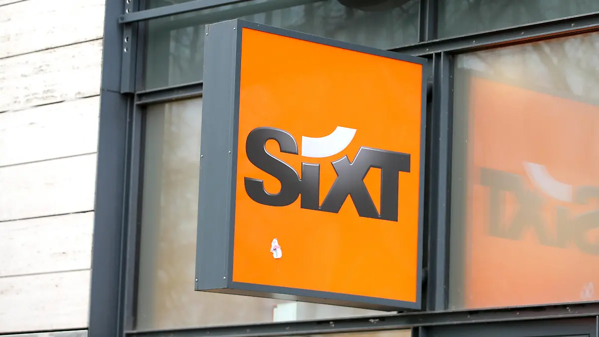 Symbolfoto St.Pauli in Hamburg am 17.02.2021 Foto: Sixt Logo Reeperbahn Das Bild wurde elektronisch bearbeitet.