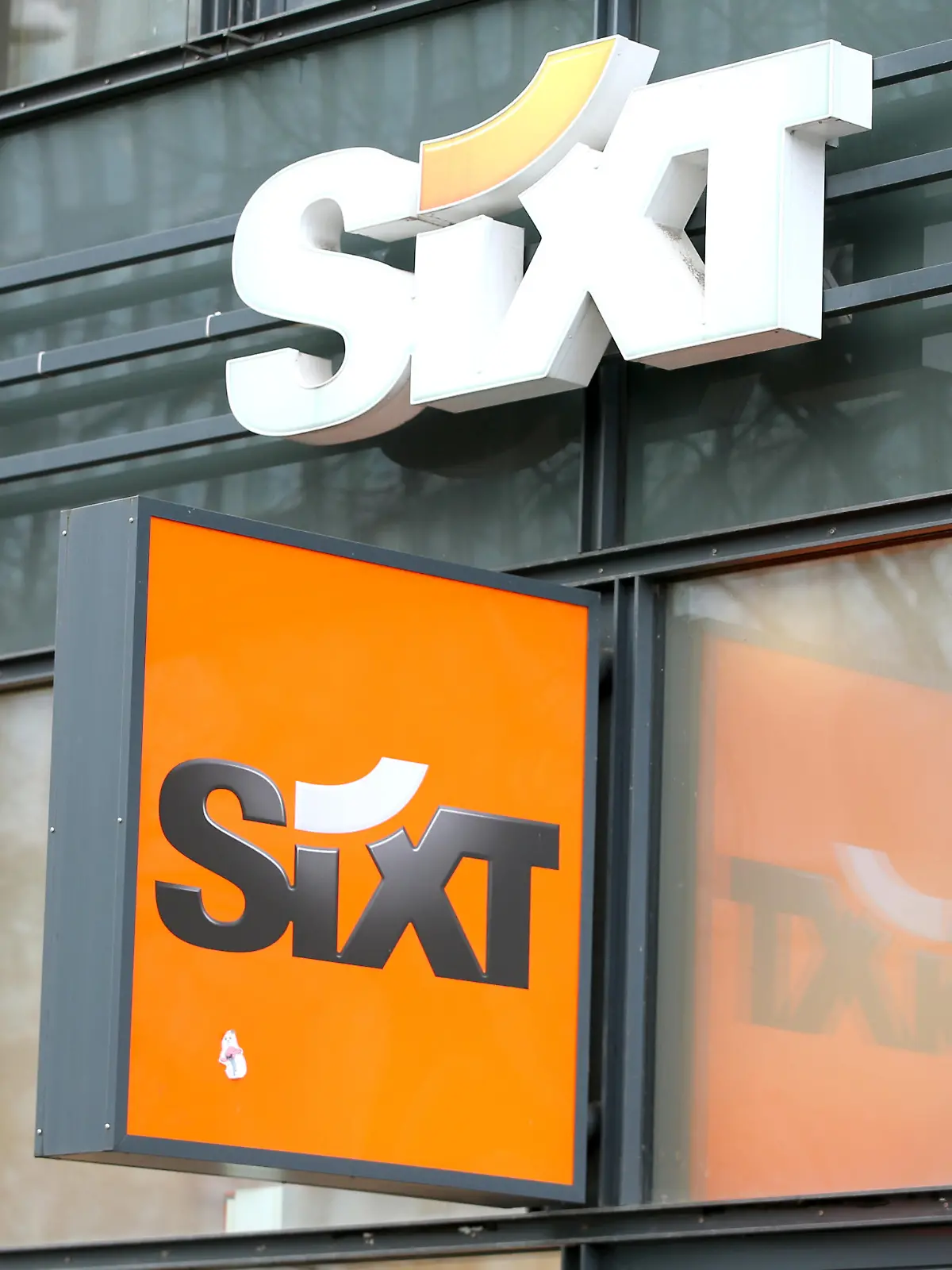 Symbolfoto St.Pauli in Hamburg am 17.02.2021 Foto: Sixt Logo Reeperbahn Das Bild wurde elektronisch bearbeitet.