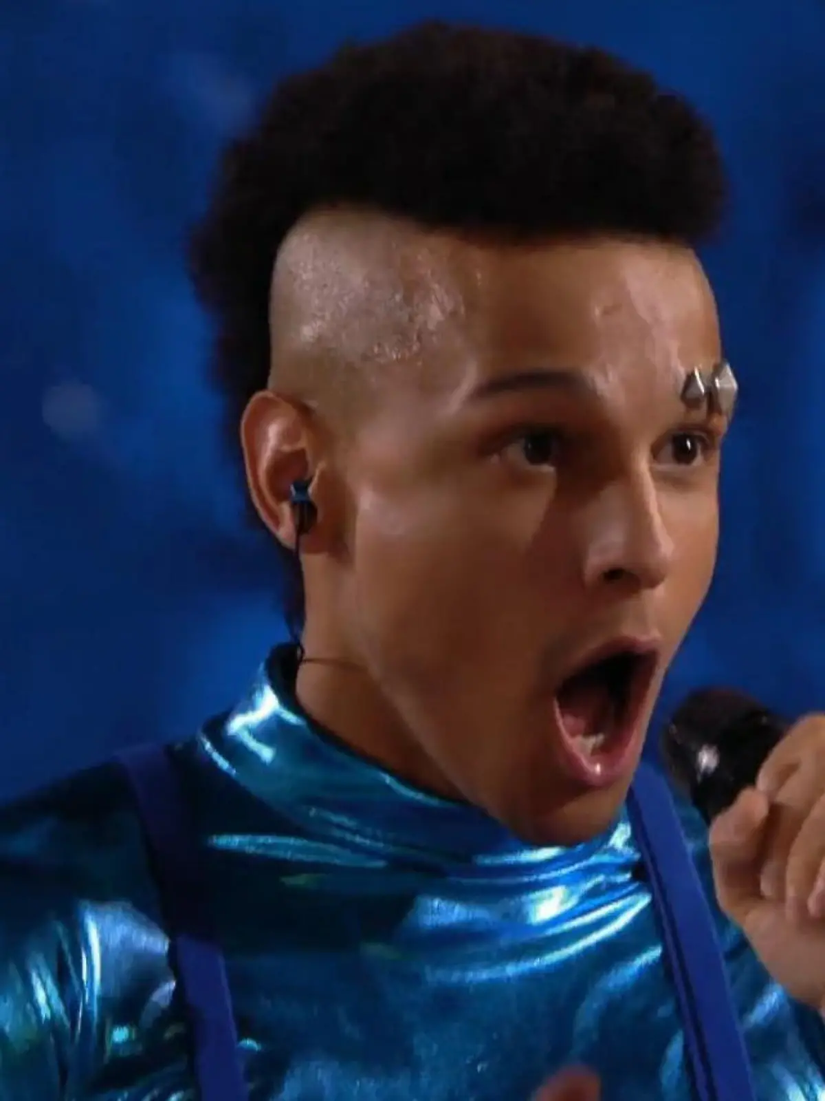Bei der ersten "RTL Wasserspielen" gibt DSDS-Gewinner und Dschungelkönig Prince Damien Welthits auf Walisch zum Besten