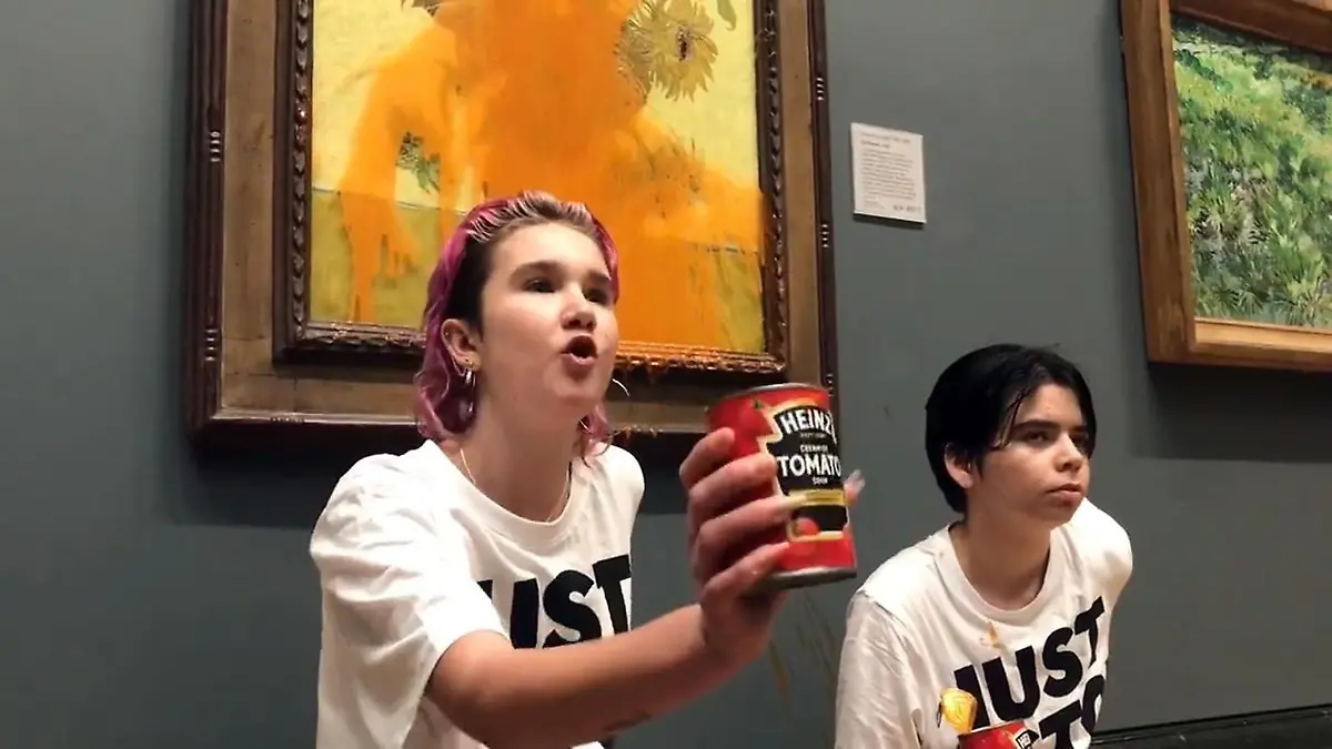 Weil sie ein Gemälde von Vincent van Gogh in London mit Tomatensuppe beworfen haben, müssen zwei Klimaaktivistinnen ins Gefängnis.