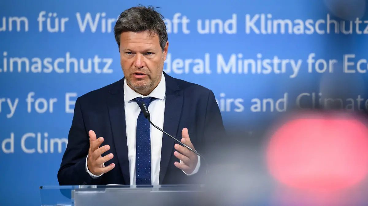 02.05.2022, Berlin: Robert Habeck (Bündnis 90/Die Grünen), Bundesminister für Wirtschaft und Klimaschutz, äußert sich bei einer Pressekonferenz im Bundesministerium für Wirtschaft und Klimaschutz nach einem Treffen mit Verbänden der mittelständischen Wirtschaft. Im Fokus des hybriden Treffens standen die aktuelle Kriegssituation in der Ukraine sowie die EU-Sanktionen und die damit verbundenen Auswirkungen auf die deutsche mittelständische Wirtschaft. Foto: Bernd von Jutrczenka/dpa +++ dpa-Bildfunk +++