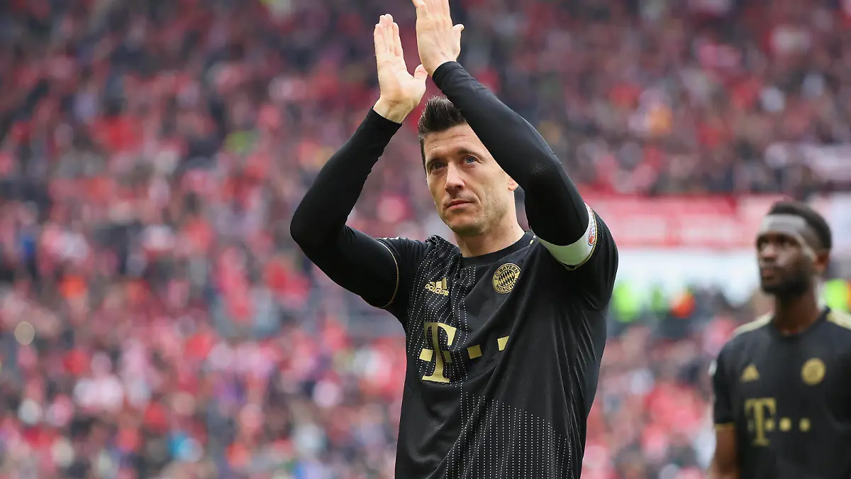  30.04.2022, Fussball Bundesliga, 1. FSV Mainz 05 - FC Bayern München, emonline, emspor, mzspor, v.l., Robert Lewandowski FC Bayern München bedankt sich bei den Fans, bedanken, Dank, Mannschaft nach dem Spiel, after the match, bedankt sich bei den Fans, applauds the fans DFL/DFB REGULATIONS PROHIBIT ANY USE OF PHOTOGRAPHS AS IMAGE SEQUENCES AND/OR QUASI-VIDEO. xdcx *** 30 04 2022, Football Bundesliga, 1 FSV Mainz 05 FC Bayern Munich, emonline, emspor, mzspor, v l , Robert Lewandowski FC Bayern Munich thanks the fans, thanks, thanks, team after the match, after the match, thanks the fans, applauds the fans DFL DFB REGULATES PROHIBIT ANY USE OF PHOTOGRAPHS AS IMAGE SEQUENCES AND OR QUASI VIDEO xdcx Copyright: HMBxMedia/Claus