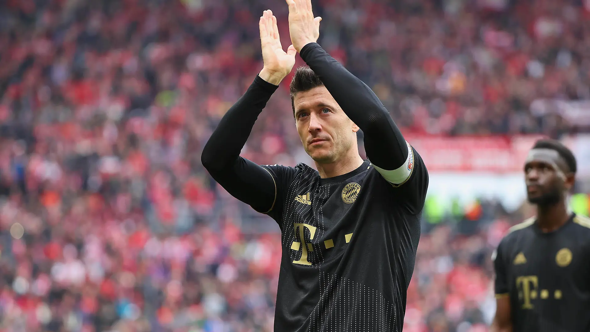 30.04.2022, Fussball Bundesliga, 1. FSV Mainz 05 - FC Bayern München, emonline, emspor, mzspor, v.l., Robert Lewandowski FC Bayern München bedankt sich bei den Fans, bedanken, Dank, Mannschaft nach dem Spiel, after the match, bedankt sich bei den Fans, applauds the fans DFL/DFB REGULATIONS PROHIBIT ANY USE OF PHOTOGRAPHS AS IMAGE SEQUENCES AND/OR QUASI-VIDEO. xdcx *** 30 04 2022, Football Bundesliga, 1 FSV Mainz 05 FC Bayern Munich, emonline, emspor, mzspor, v l , Robert Lewandowski FC Bayern Munich thanks the fans, thanks, thanks, team after the match, after the match, thanks the fans, applauds the fans DFL DFB REGULATES PROHIBIT ANY USE OF PHOTOGRAPHS AS IMAGE SEQUENCES AND OR QUASI VIDEO xdcx Copyright: HMBxMedia/Claus