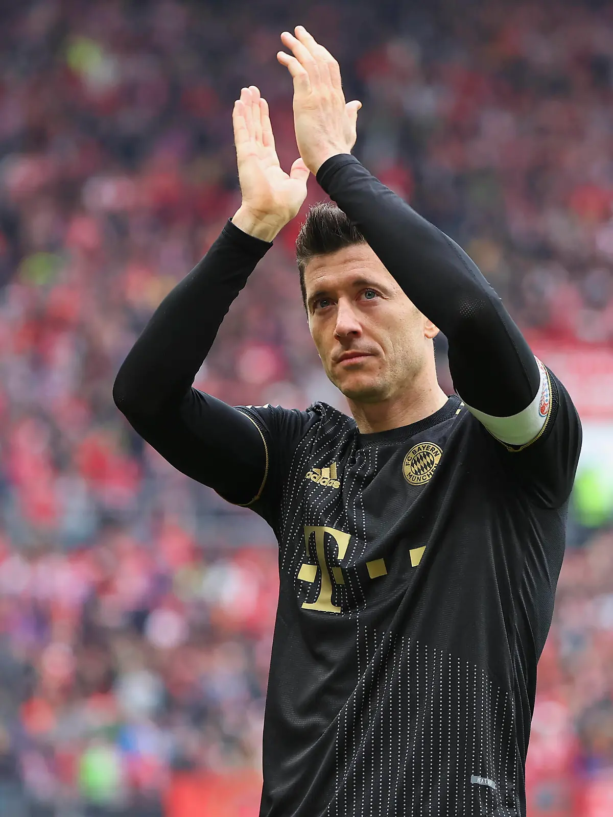  30.04.2022, Fussball Bundesliga, 1. FSV Mainz 05 - FC Bayern München, emonline, emspor, mzspor, v.l., Robert Lewandowski FC Bayern München bedankt sich bei den Fans, bedanken, Dank, Mannschaft nach dem Spiel, after the match, bedankt sich bei den Fans, applauds the fans DFL/DFB REGULATIONS PROHIBIT ANY USE OF PHOTOGRAPHS AS IMAGE SEQUENCES AND/OR QUASI-VIDEO. xdcx *** 30 04 2022, Football Bundesliga, 1 FSV Mainz 05 FC Bayern Munich, emonline, emspor, mzspor, v l , Robert Lewandowski FC Bayern Munich thanks the fans, thanks, thanks, team after the match, after the match, thanks the fans, applauds the fans DFL DFB REGULATES PROHIBIT ANY USE OF PHOTOGRAPHS AS IMAGE SEQUENCES AND OR QUASI VIDEO xdcx Copyright: HMBxMedia/Claus